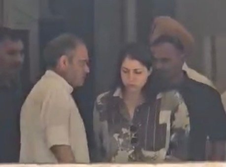 पूर्व कैबिनेट मंत्री संजीव अरोड़ा अदालत के बाहर बेटी को गले लगाकर रोएँ
