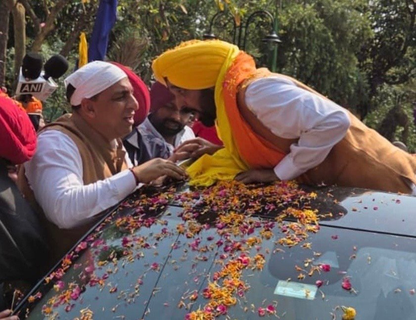 शुक्राना यात्रा’ के दौरान जालंधर सेंट्रल में मुख्यमंत्री मान को मिला जन समर्थन; नितिन कोहली ने मुख्यमंत्री को श्री दरबार साहिब की पावन तस्वीर भेंट कर किया सम्मानित