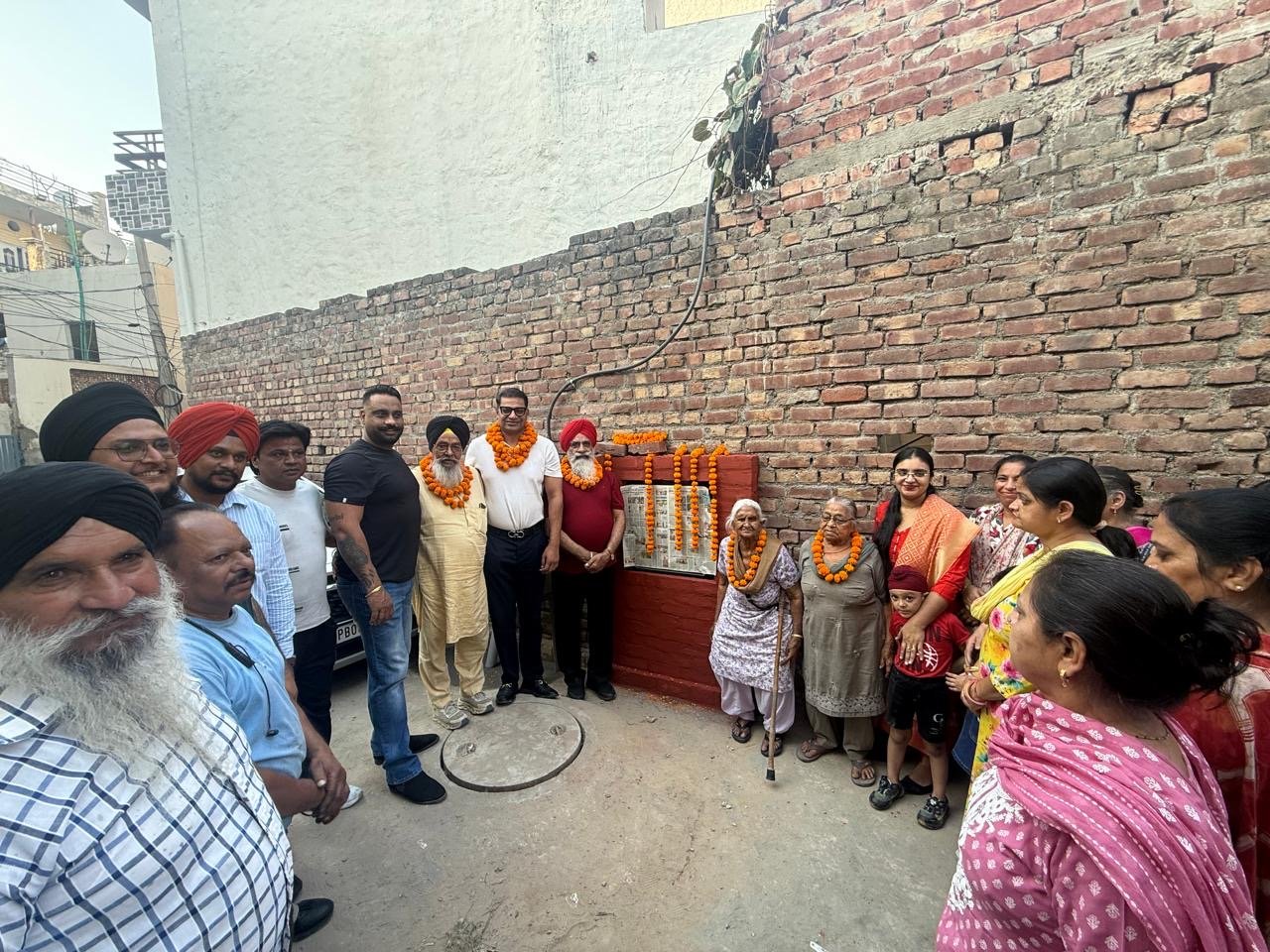 वार्ड नं. 47 के अवतार नगर की गली नं. जीरों में कैबिनेट मंत्री के बेटे अतुल भगत ने नए ट्यूबवेल का किया उद्घाटन