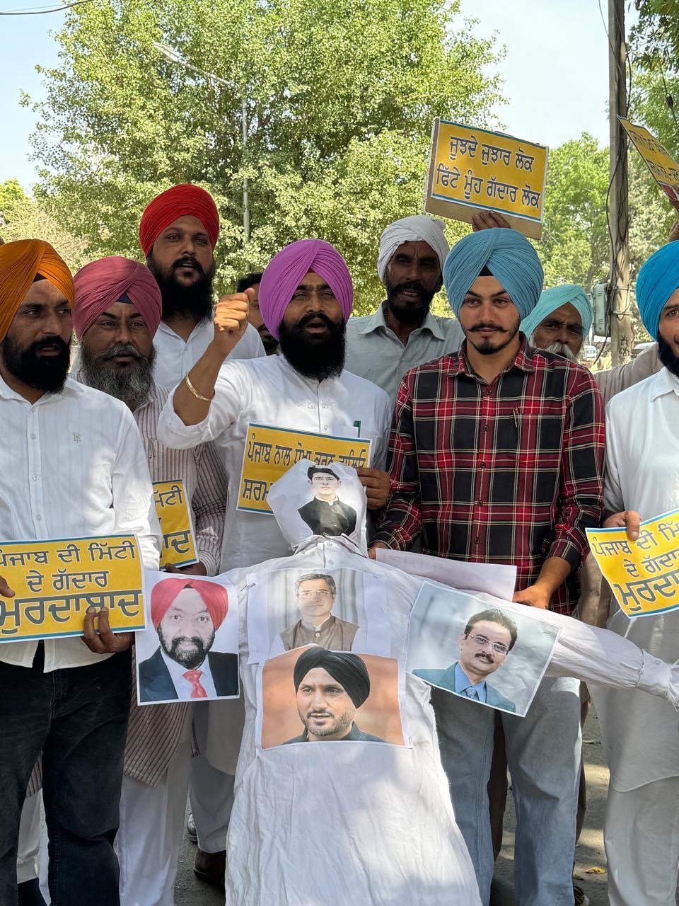आप नेताओं और कार्यकर्ताओं द्वारा “पंजाब के गद्दारों” के खिलाफ राज्यव्यापी प्रदर्शन, दलबदलू संसद सदस्यों की सदस्यता रद्द करने की मांग
