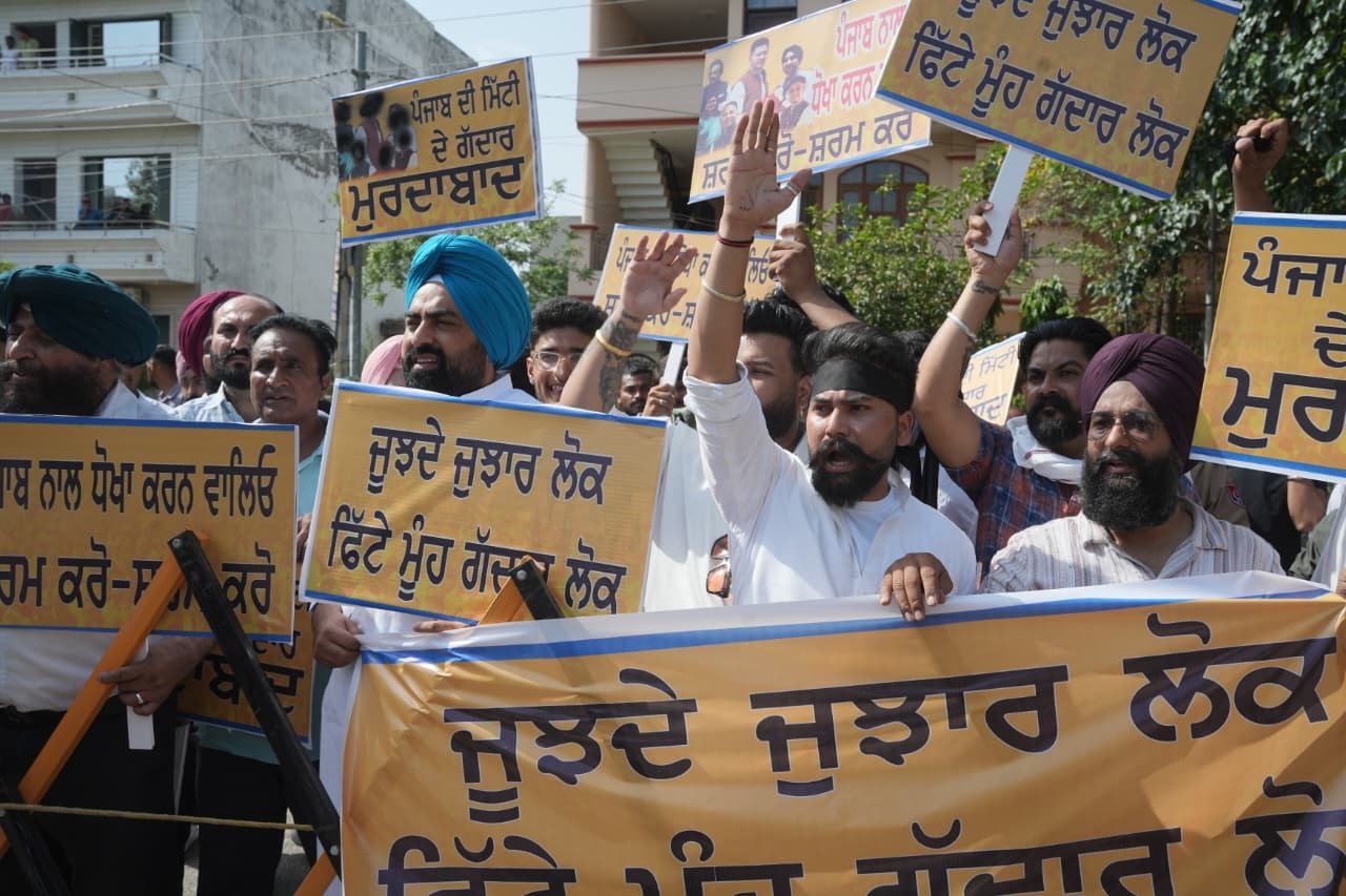 पंजाब भर में जनता का गुस्सा फूटा, दलबदलू सांसदों को दीवारों और सड़कों पर ‘पंजाब के गद्दार’ के नारों का करना पड़ा सामना
