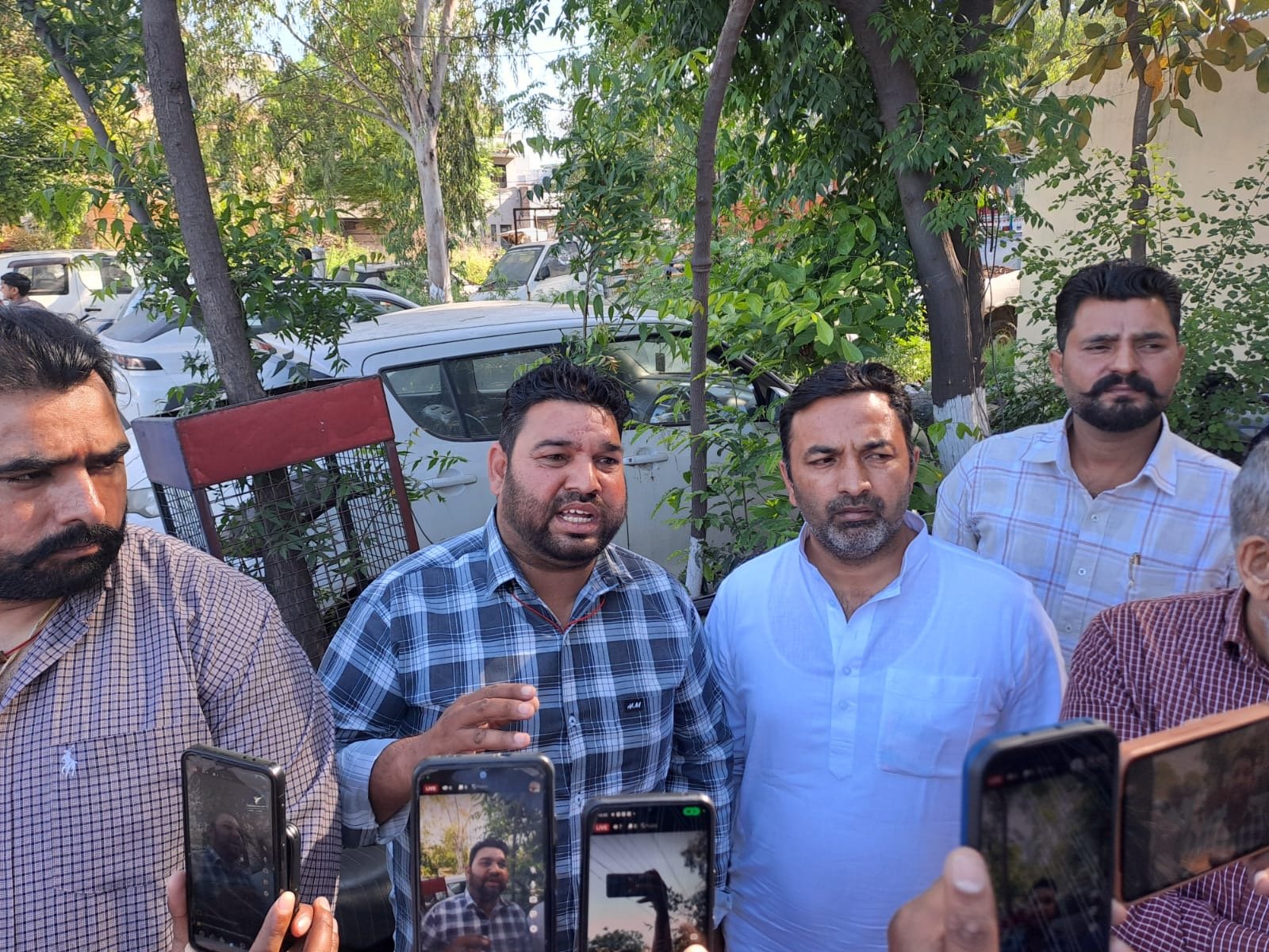 कांग्रेसी पार्षद को खिलाफ धरना प्रदर्शन-गिरफ़्तारी की मांग को लेकर थाने का घेराव