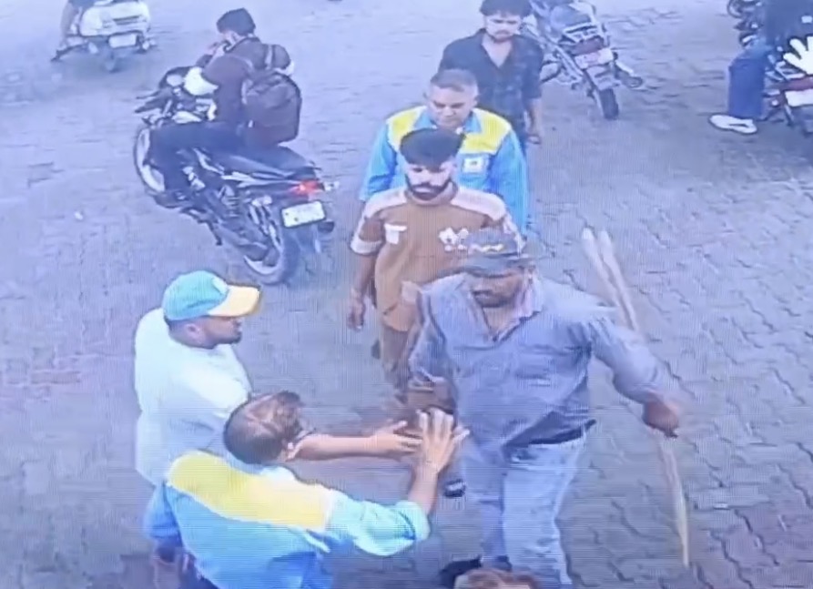 30 का पैट्रोल डलवाने के बाद नहीं थे पैसे,फिर कर दिया पंप कर्मी पर हमला,देखे सीसीटीवी
