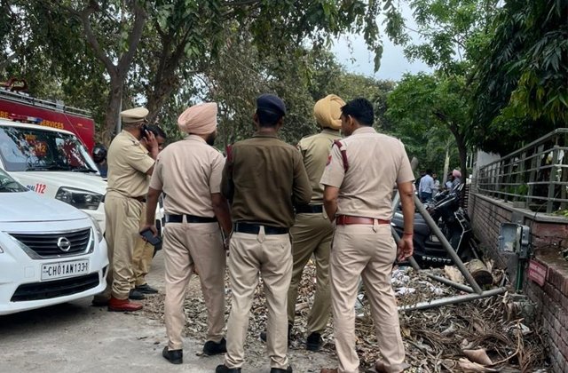 पंजाब भाजपा आफिस के बाहर धमाका-कारों के टूटे शीशे