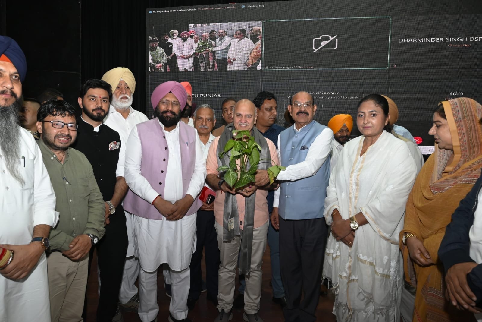 मनीष सिसोदिया का मंत्रियों और विधायकों को साफ़ संदेश: अगर कोई विधायक या मंत्री नशा तस्करों से लड़ने में हिचकिचाता है, तो अरविंद केजरीवाल को शर्मिंदा करने के बजाय, उसे आप पार्टी छोड़ देनी चाहिए