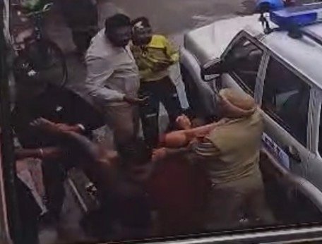जालंधर पुलिस-महिला को बालों से पकड़ घसीटा,बेटे को नंगा कर पीटा,देखे सीसीटीवी