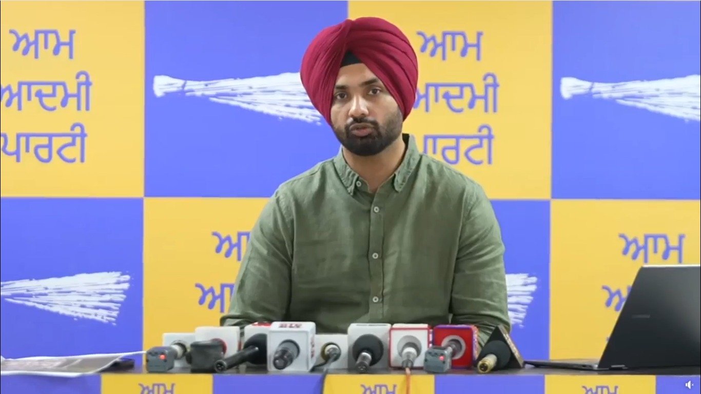 कांग्रेस विधायक खैरा के परिवार ने रामगढ़ में पंचायत की ज़मीन हड़पी, गांव के विकास में डाली रुकावट: आप के हरसिमरन घुम्मण