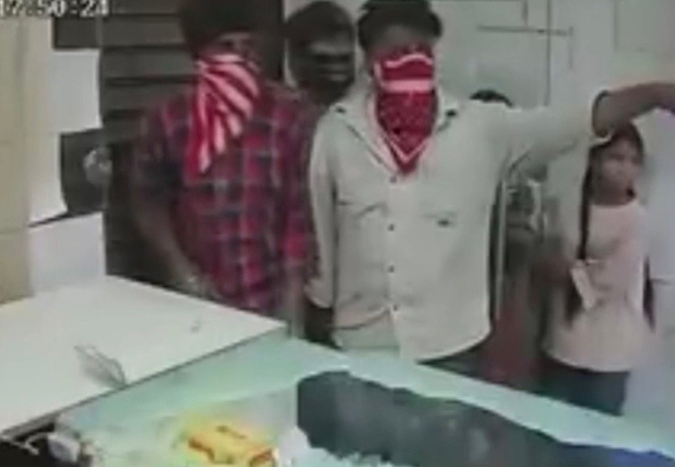 दुकान में घुसे लुटेरे, तो किसी ने कर दिया बाहर से शटर बंद,ऐसे गिरफ्तार हुए लुटेरे
