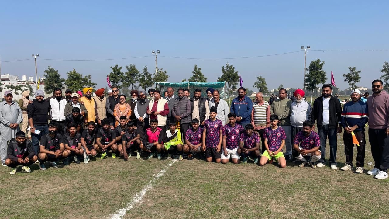 बाबा साहेब डॉ. भीम राव अंबेडकर जी को समर्पित फुटबॉल टूर्नामेंट का उद्घाटन नितिन कोहली ने गांव चोहक कलां में किया