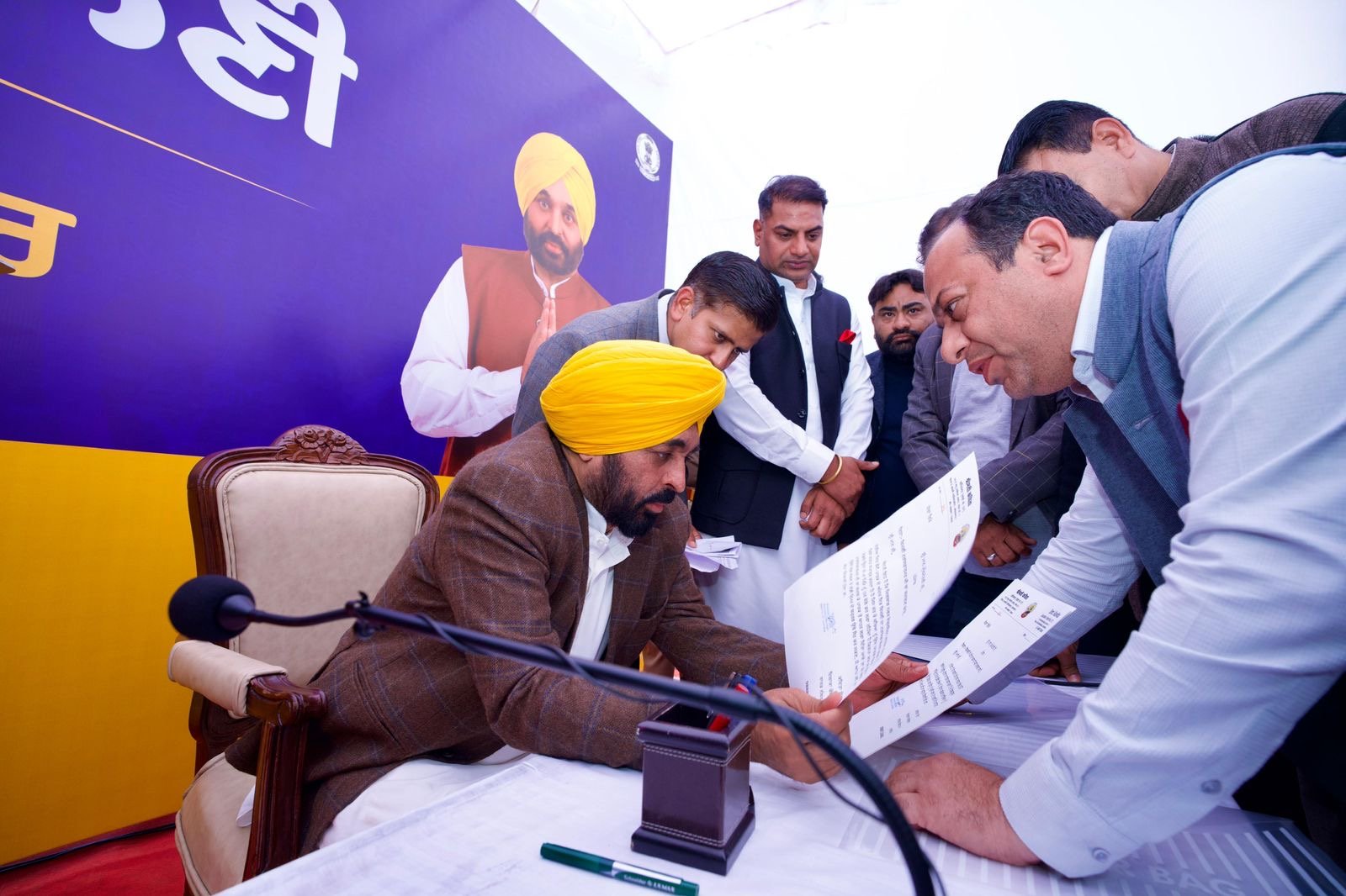 मुख्यमंत्री भगवंत सिंह मान एक महीने में दूसरी बार जालंधर पहुंचे, लोक मिलनी के दौरान मौके पर ही किया शिकायतों का निपटारा