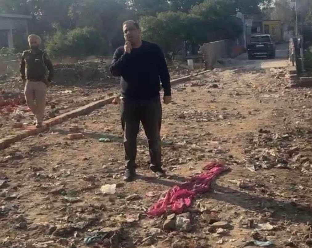 नितिन कोहली ने वार्ड नंबर 21 में सड़क और वॉलीबॉल ग्राउंड का दौरा किया, चल रहे कामों की जानकारी ली