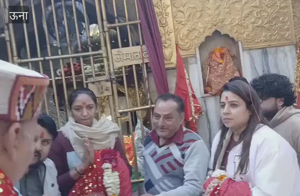 महिला क्रिकेट टीम की कप्तान हरमन प्रीत कौर ने माता चिंतपूर्णी दरबार टेका माथा