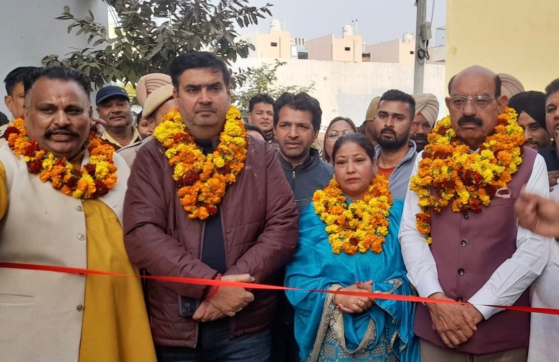 गली बनने से पहले ही चोरी हुआ उद्घाटन वाला पत्थर,CCTV में क़ैद चोर-इलाक़ा पार्षद पर चोरी करवाने का आरोप