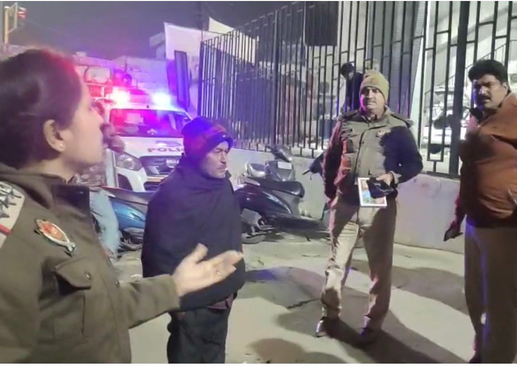 BMW कार की टक्कर-महिला पुलिस इंस्पेक्टर की लोगों के साथ तीखी बहस