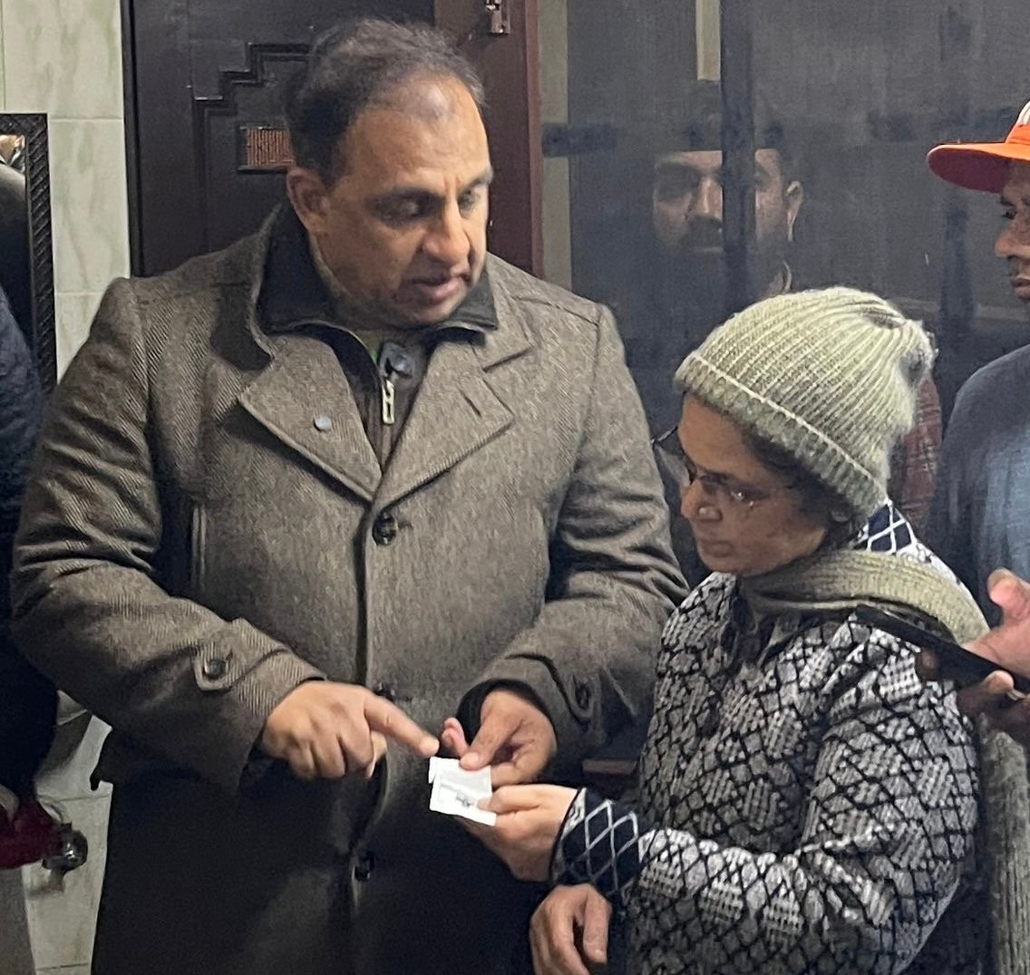 नितिन कोहली की शानदार पहल: वार्ड नंबर 70 में घर-घर जाकर बांटे हेल्थ इंश्योरेंस टोकन, कैशलेस इलाज पक्का