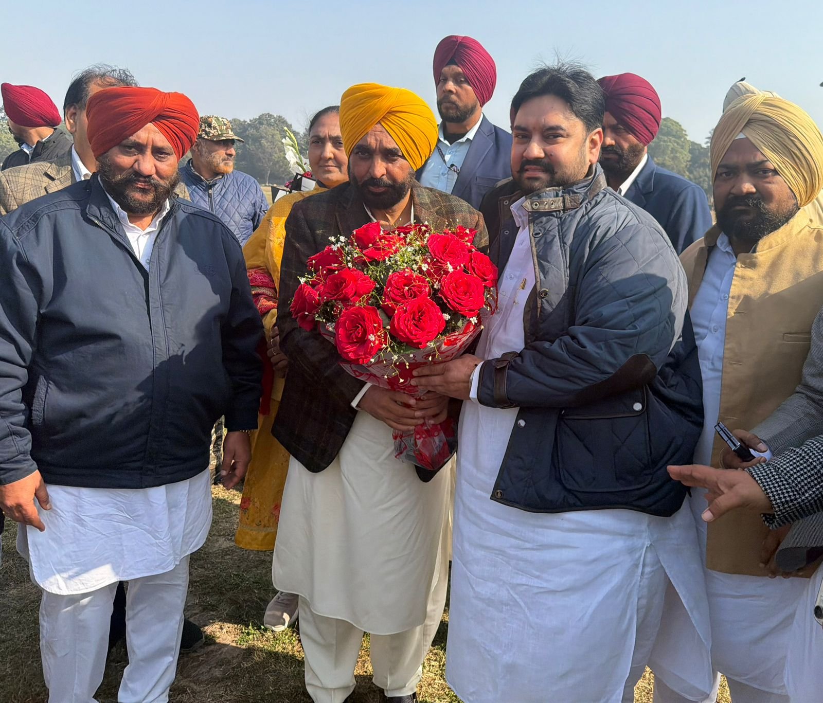 सीएम मान का काकू आहलूवालिया ने हैलीपैड पर गुलदस्ता देकर किया स्वागत